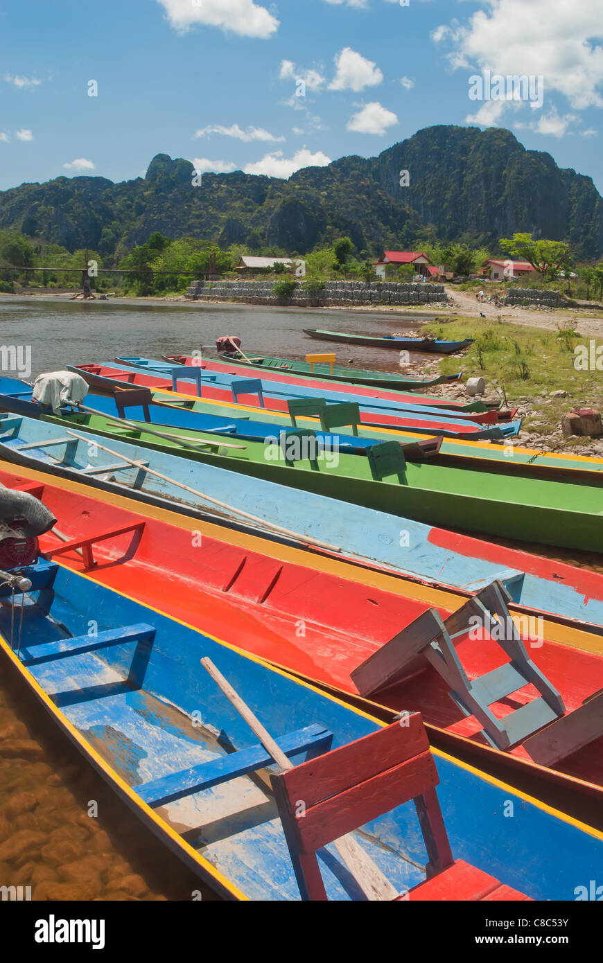 Long Tail barche sulla riva del fiume, Vang Vieng, Laos Foto Stock