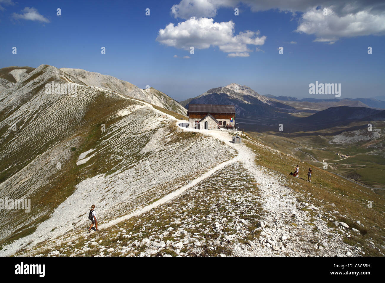 Vista del Rifugio Duca degli Abruzzi e il Passo della Portella o Portella  cresta sopra Campo Imperatore in Abruzzo, Italia Foto stock - Alamy
