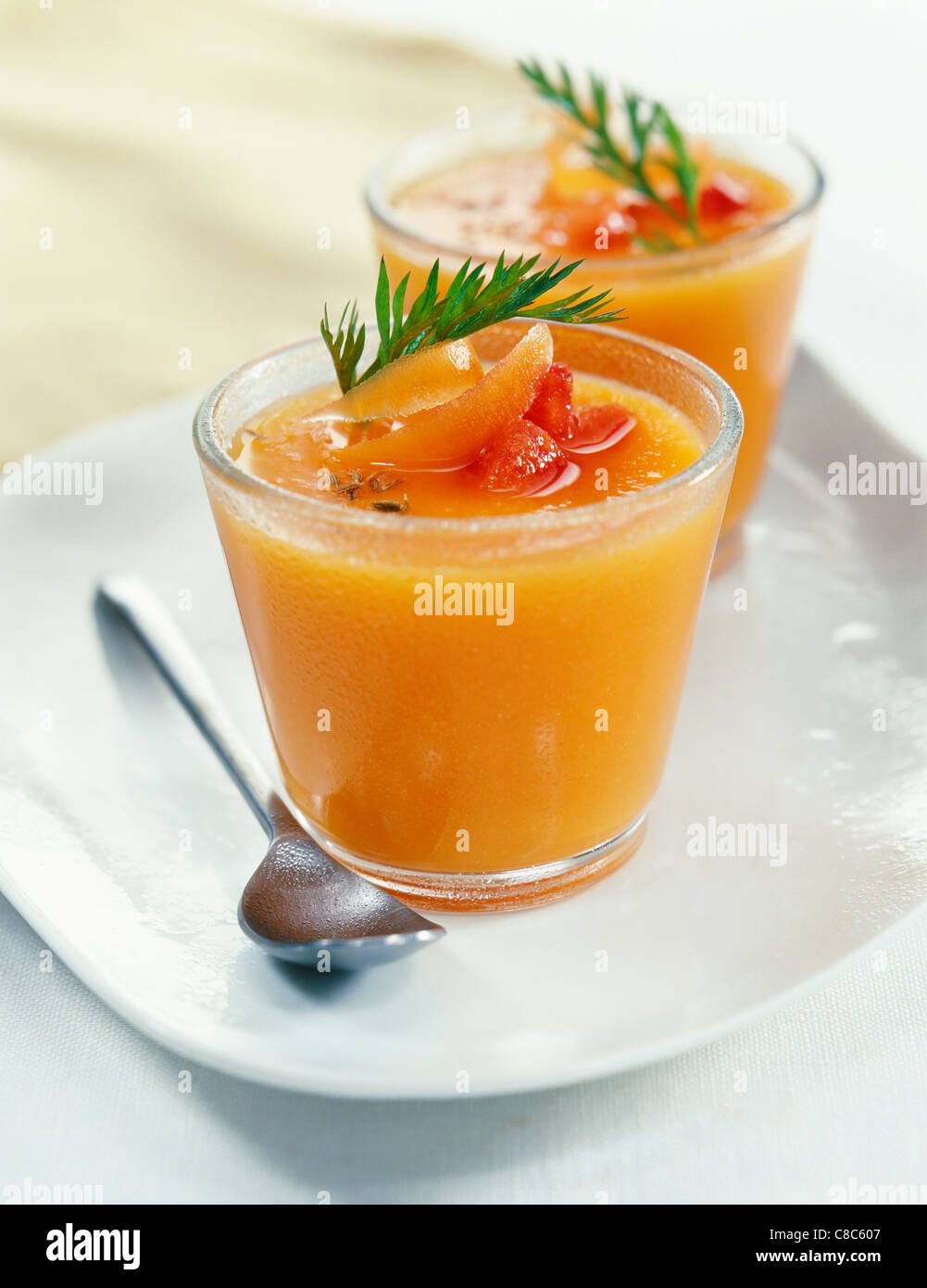 Refrigerate carote e minestra di pomodoro Foto Stock