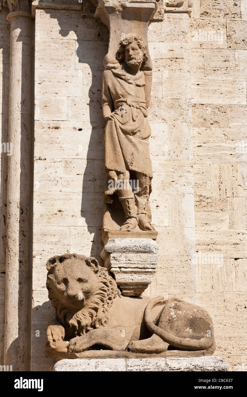 Portale romanico della chiesa Collegiata, San Quirico, Val d'Orcia, Toscana, Italia Foto Stock