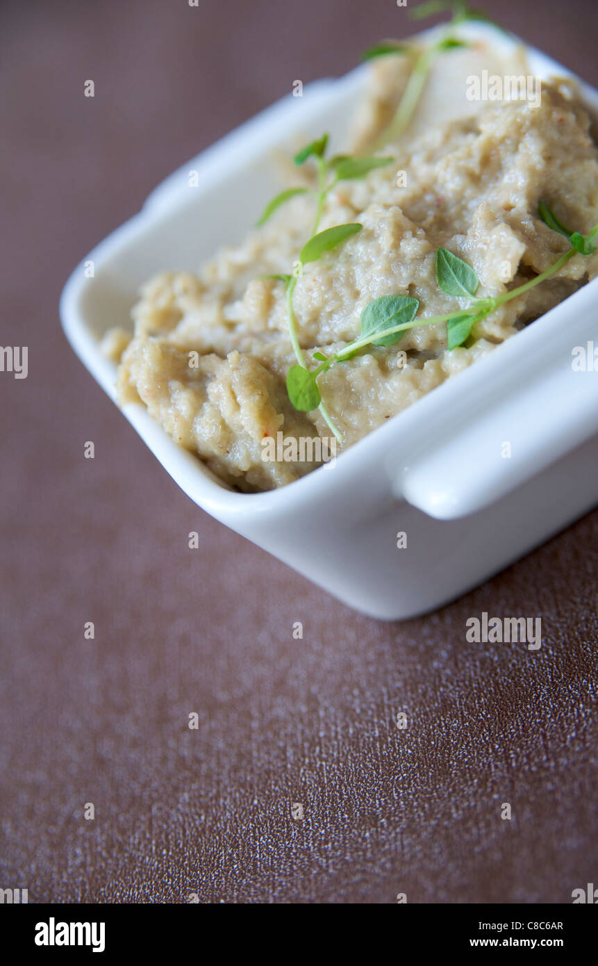 Ciotola con fatti in casa Girasole diffusione, vegano dip o diffusione di pane. Foto Stock