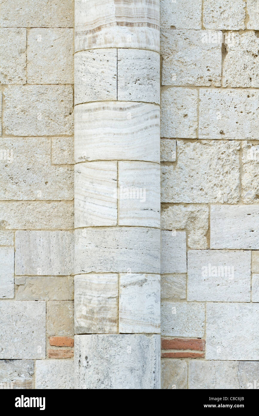 La parete esterna della Abbazia di San Antimo, Castelnuovo dell'abate, Montalcino, Toscana, Italia Foto Stock