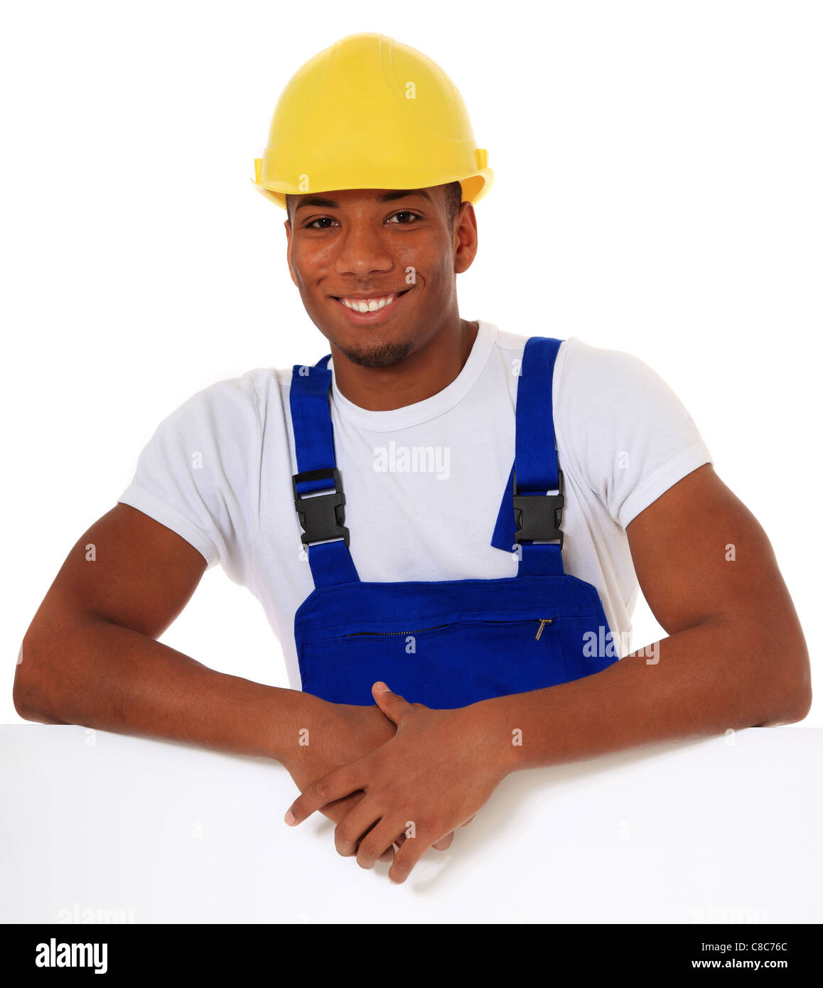 Nero attraente lavoratore manuale tenendo vuoto segno bianco. Tutto su sfondo bianco. Foto Stock