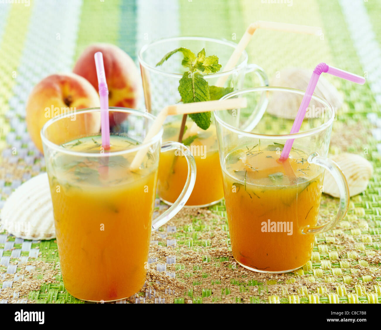 Nettare di pesche alla menta Foto stock - Alamy