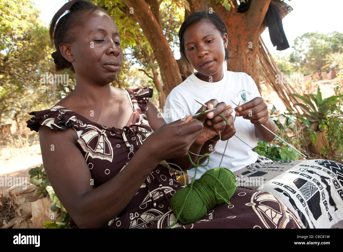 Madre e figlia insieme in maglia di Mongu, Zambia, Sud Africa. Foto Stock