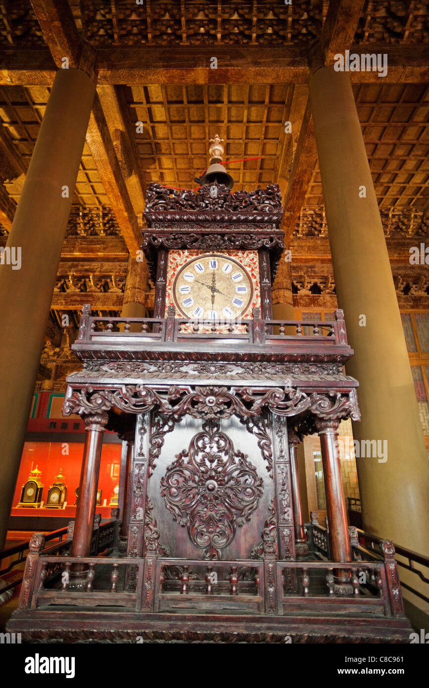Cina, Pechino, Palace Museum o la Città Proibita, il museo degli orologi,  dinastia Qing sorprendente orologio scolpiti con disegno floreale Foto  stock - Alamy