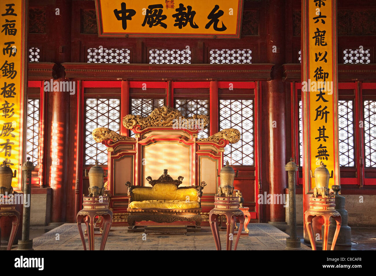 Cina, Pechino, Palace Museum, la Città Proibita, Hall di completa armonia, trono degli imperatori Foto Stock
