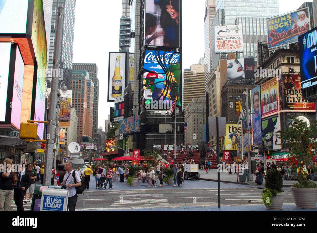 NEW YORK CITY - 1 Settembre: Colpo di parte di Times Square, in primo piano con i Teatri di Broadway e animati indicazioni LED. Foto Stock