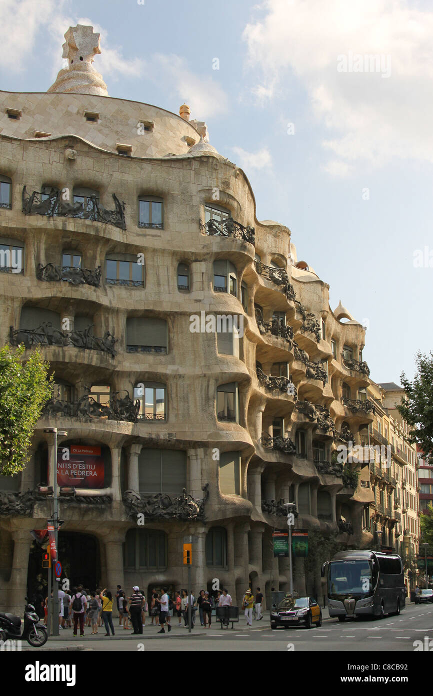 Una vista esterna della Casa Mila, un edificio progettato dall'architetto spagnolo Antonio Gaudì a Barcellona, Spagna Foto Stock