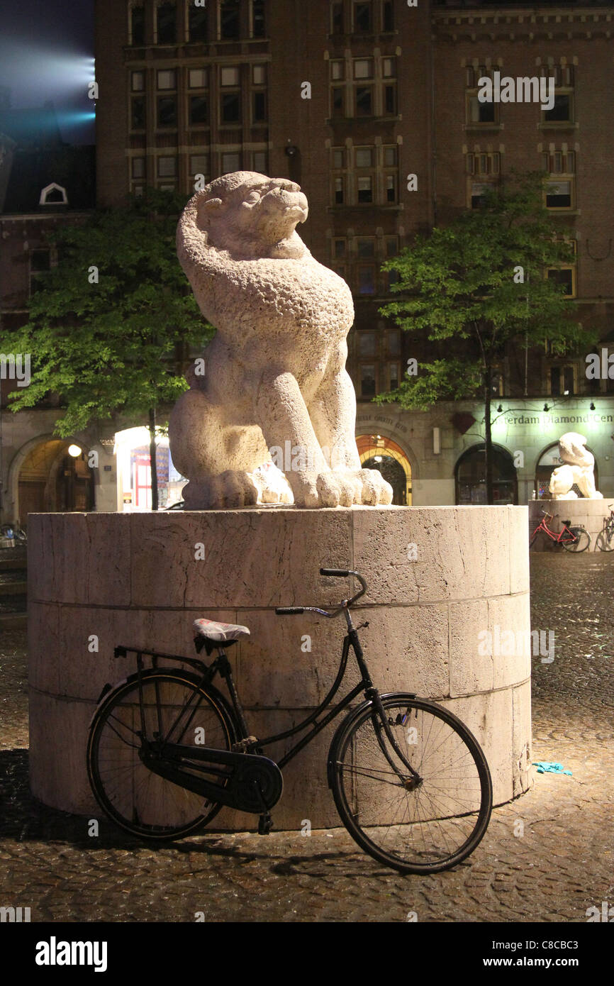 Noleggio quaresima fino contro la statua di Lion. Olanda, Amsterdam Paesi Bassi Foto Stock