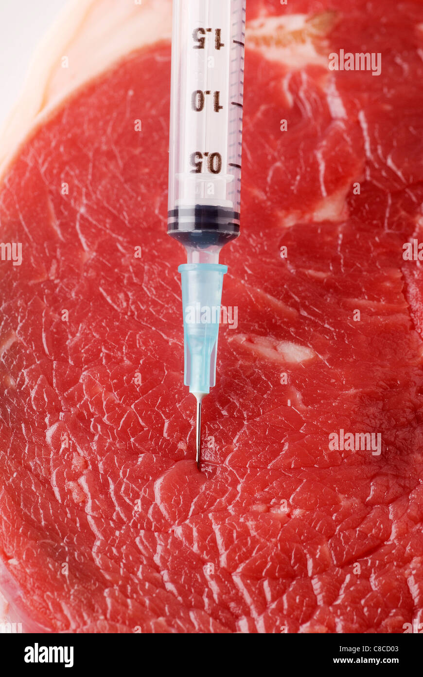 Carne cruda con ormone jab Foto Stock