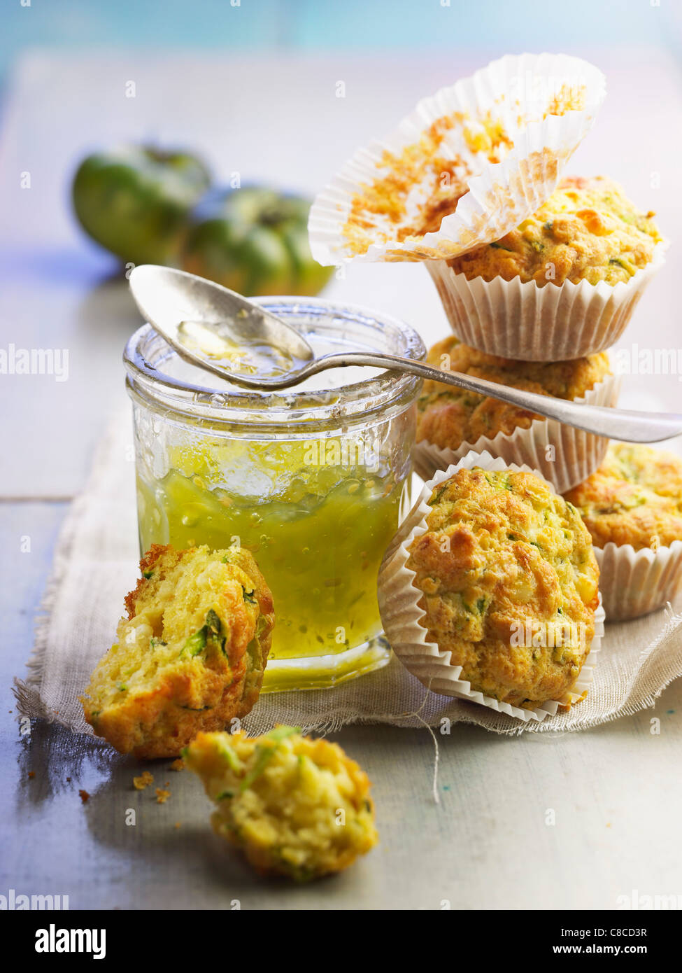 La zucchina e formaggio di capra muffin,verde Pomodoro marmellata Foto Stock