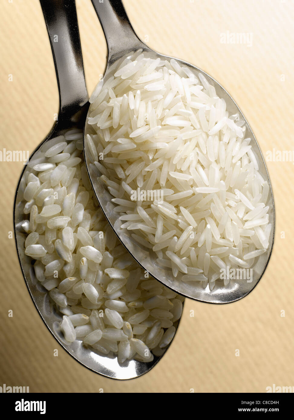 Cucchiaio di riso basmati e il cucchiaio di riso per risotti Foto stock -  Alamy