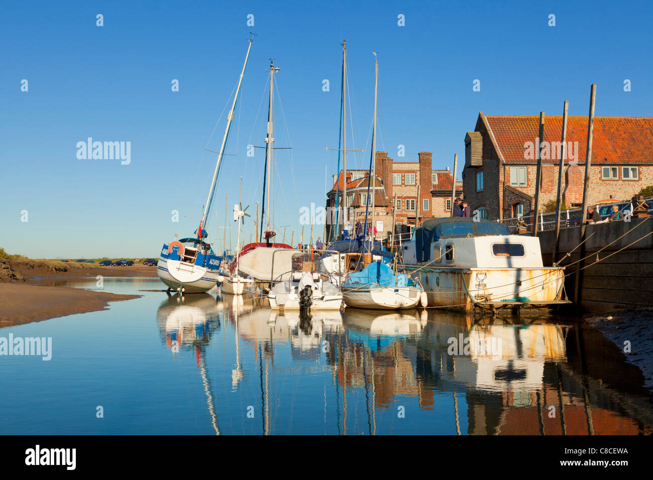 Barche e yacht a Blakeney a bassa marea Norfolk East Anglia England Regno Unito GB EU Europe Foto Stock