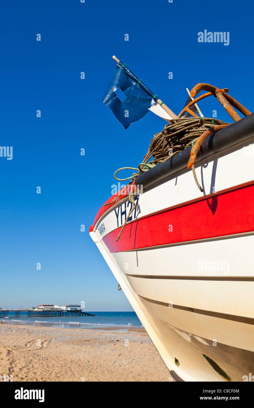 Barca da pesca sulla spiaggia a Cromer Norfolk East Anglia England Regno Unito GB EU Europe Foto Stock
