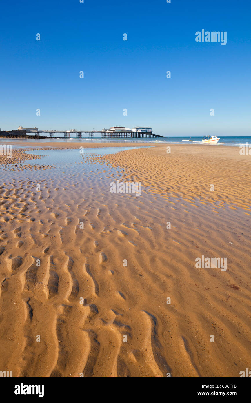 Cromer Pier e dalla spiaggia con sabbia increspature e pozze di marea Norfolk East Anglia England Regno Unito GB EU Europe Foto Stock