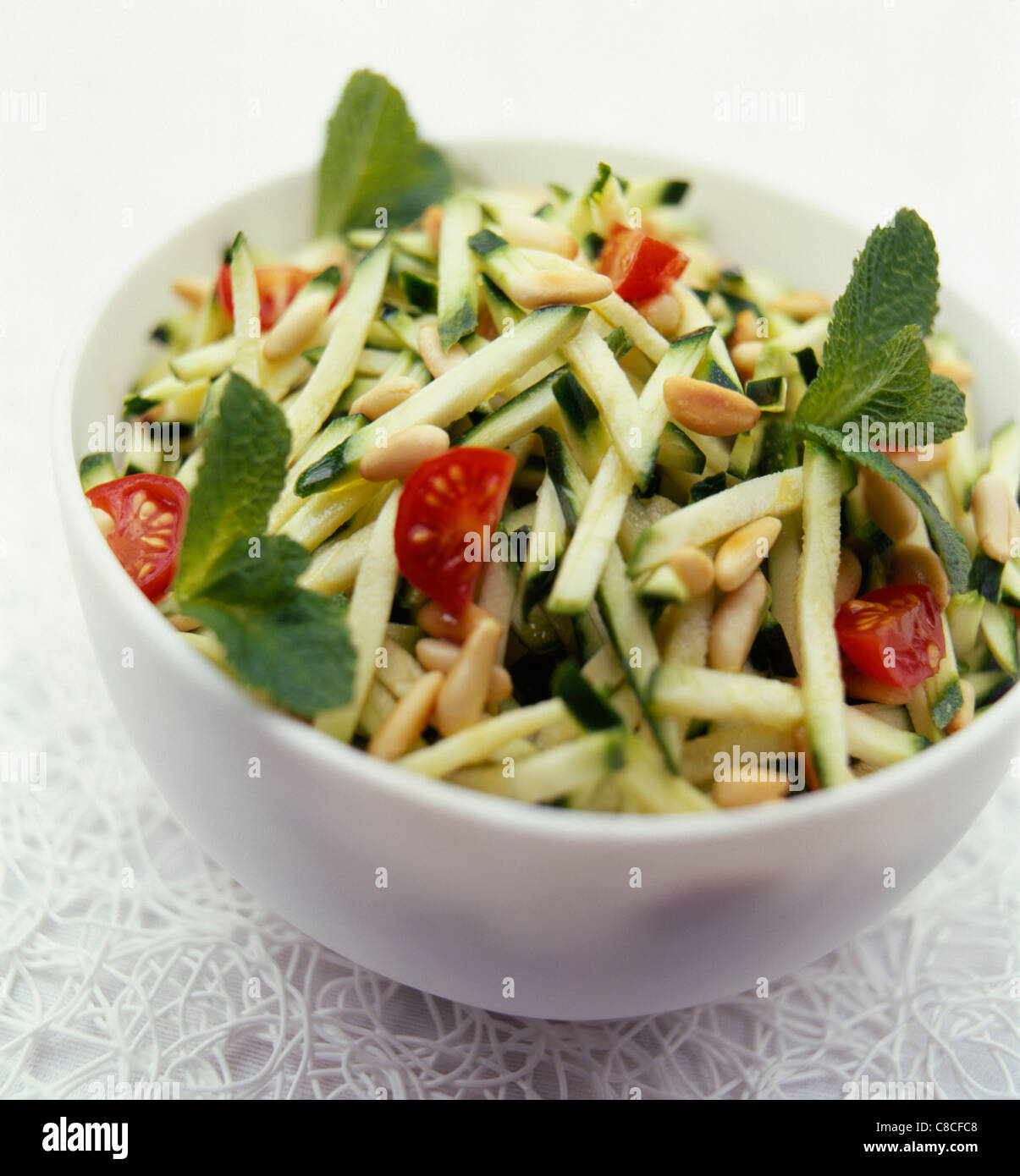 Insalata di zucchine con pomodorini e pinoli Foto Stock