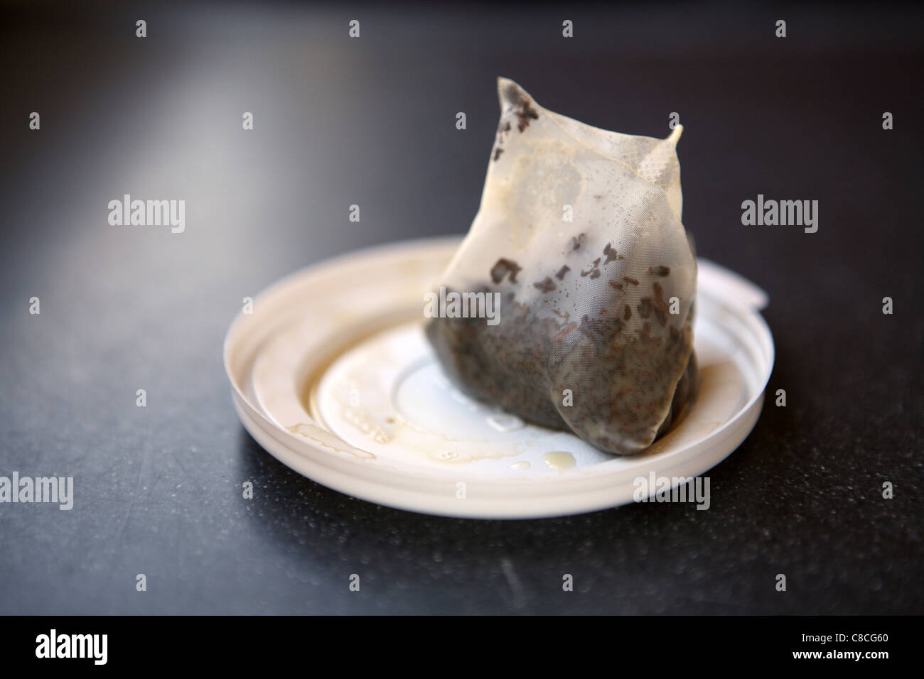 Bustine di the usate su monouso in plastica coperchio drink, sia in appoggio sul piano di lavoro Foto Stock