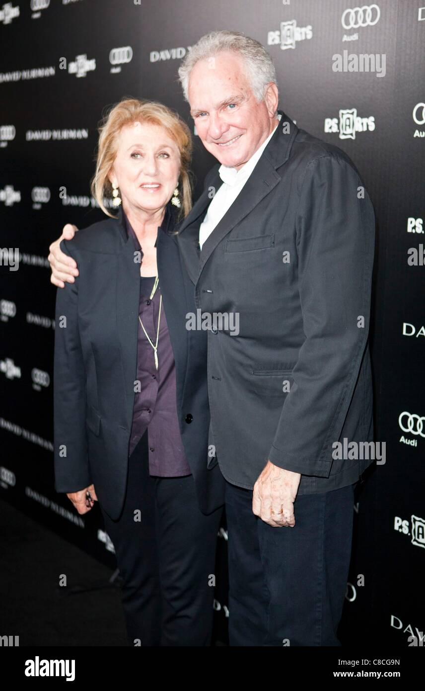 David e Sybil Yurman presso gli arrivi di P.S. ARTS ventesimo anniversario, Sunset Tower Hotel in West Hollywood, Los Angeles, CA 18 ottobre 2011. Foto di: Eric Burroughs/Everett Collection Foto Stock