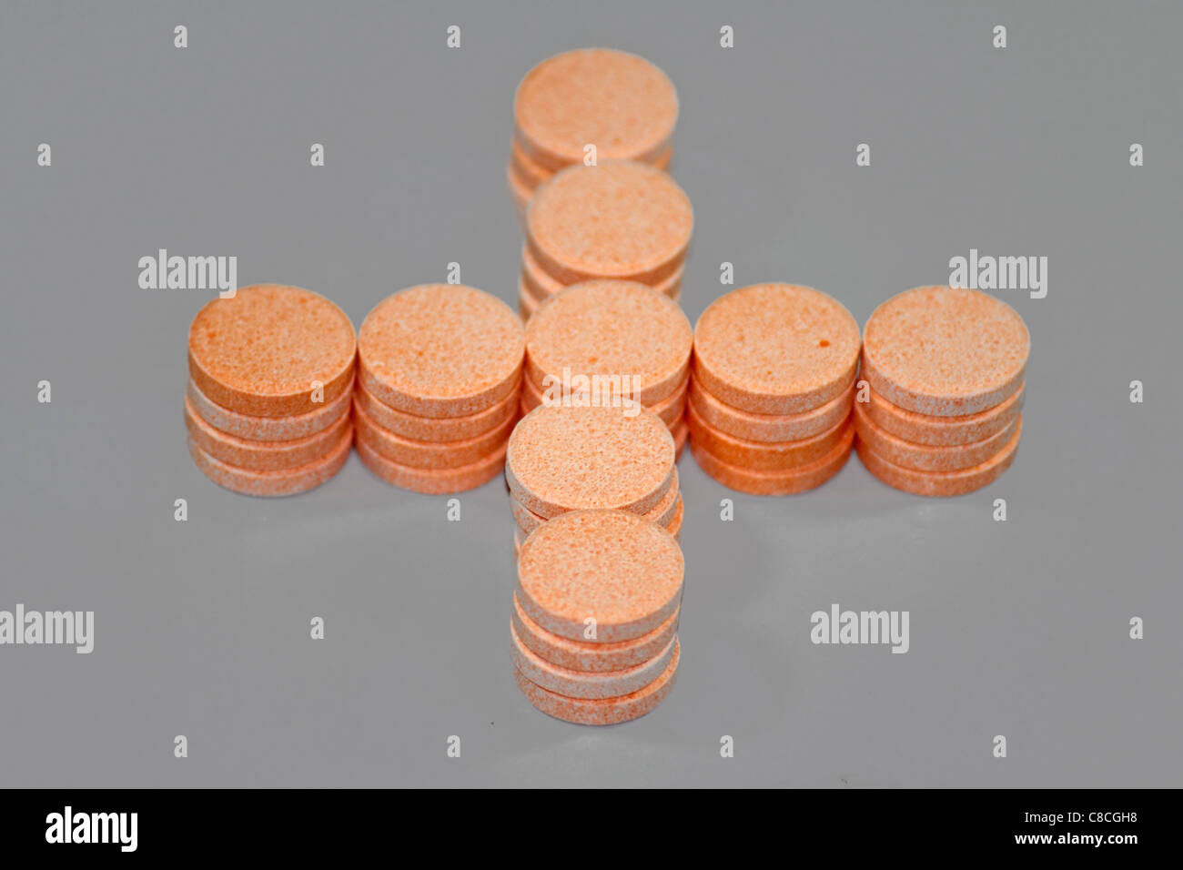 Pills disposte in forma di croce, close-up Foto Stock