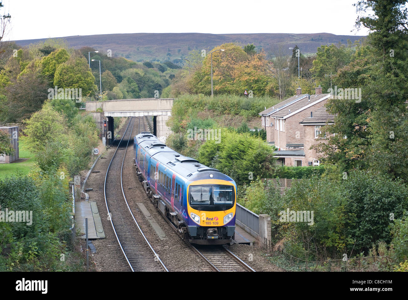 Primo Trans Pennine treno passa da un involucro a Totley Luogo a Sheffield in viaggio per Sheffield da Grindleford Foto Stock