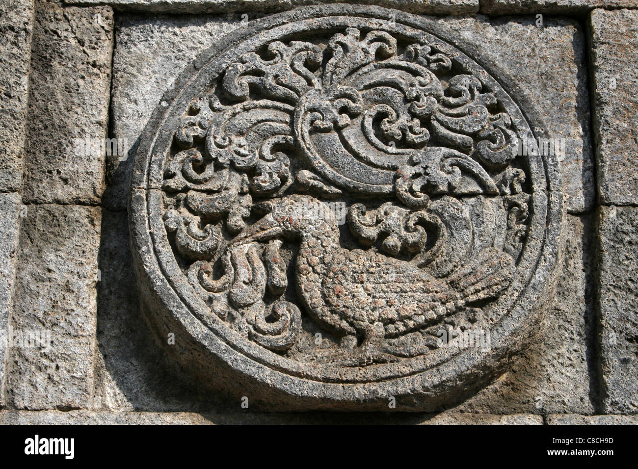 Un uccello su un medaglione motivo disegno a rilievo su Penataran tempio, Java Foto Stock