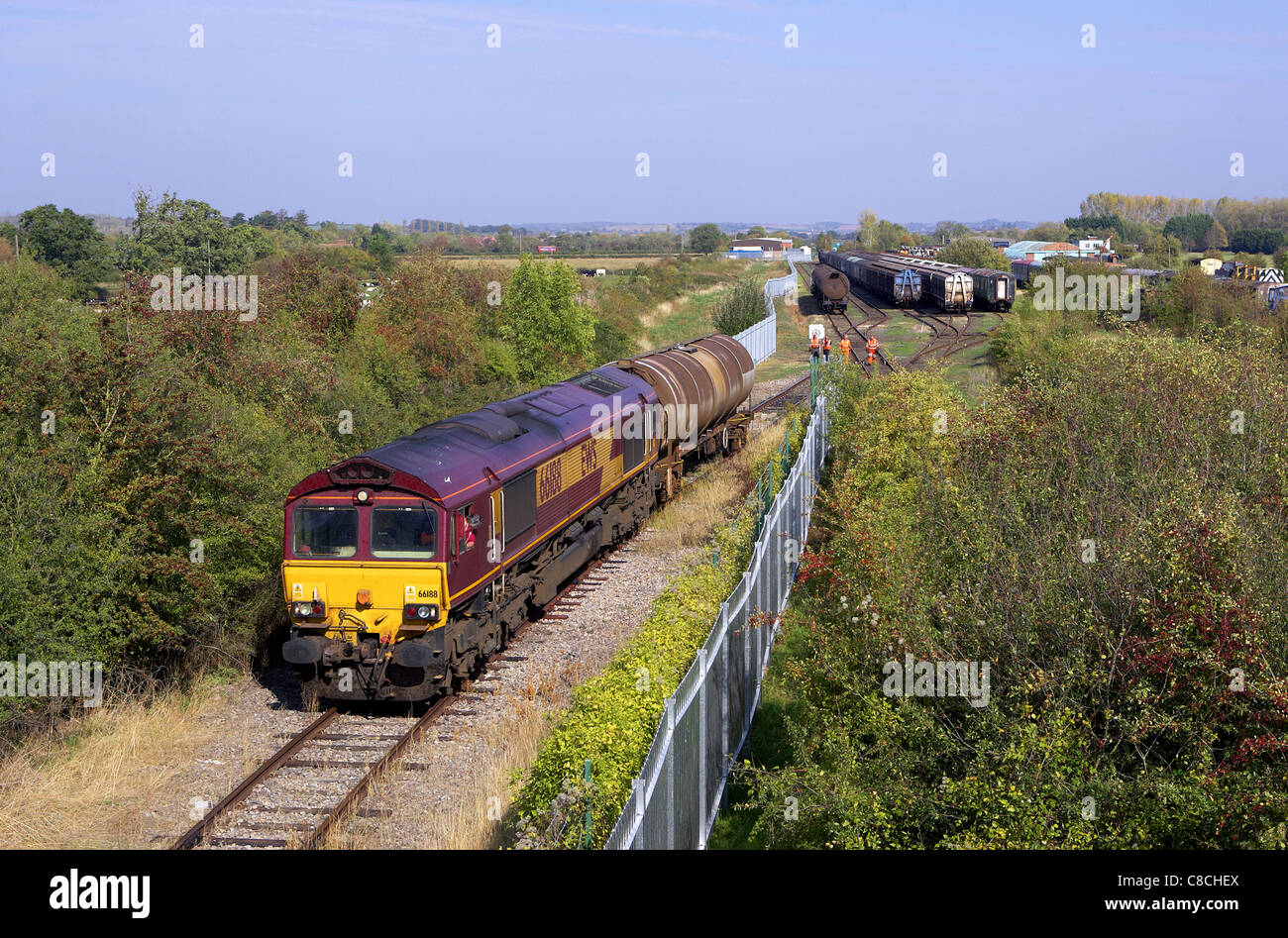 Classe DBS 66 numero 66188 capi dalla lunga marston impianto di stoccaggio con un unico carro cisterna destinati a didcot su 3/10/11. Foto Stock