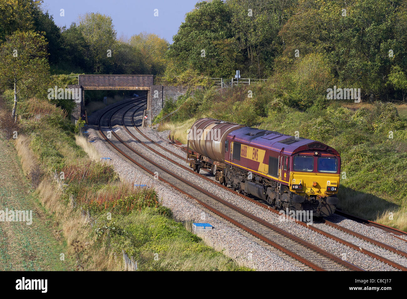 Classe DBS 66 numero 66188 capi dalla lunga marston impianto di stoccaggio con un unico carro cisterna destinati a didcot su 3/10/11. Foto Stock