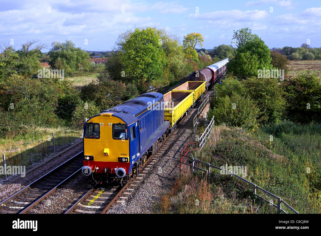 20302 top e tail con 20305 testa attraverso i mulini di argilla con 8X23 09:33 Derby Litchurch Lane - Old Dalby Aeroporto Foto Stock