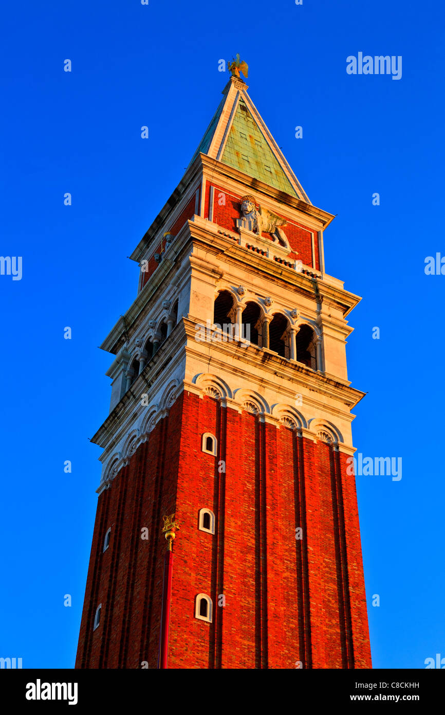 Il campanile in mattoni torre campana Venezia Piazza San Marco Foto Stock