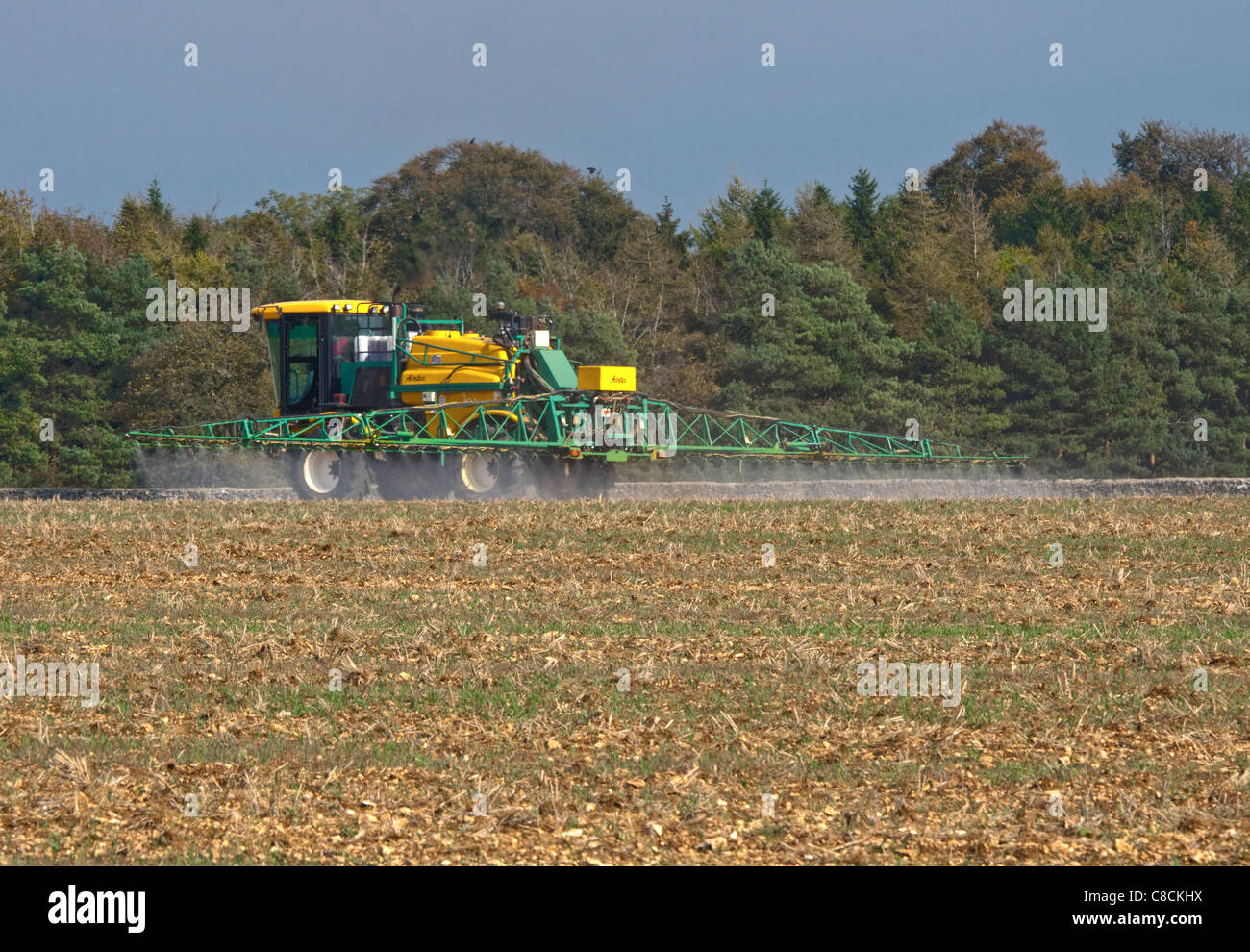 Macchine agricole irrorazione delle colture invernali a inizio autunno, Oxfordshire, Inghilterra Foto Stock