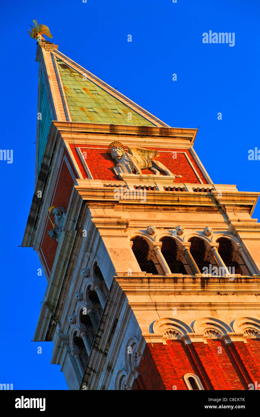 Il campanile in mattoni torre campana Venezia Piazza San Marco Foto Stock