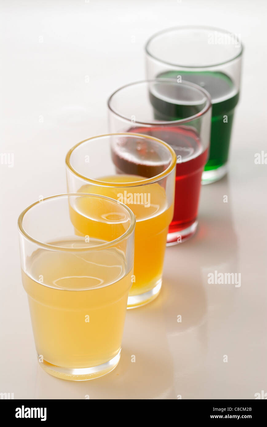 Bicchieri assortiti di sciroppi Foto Stock
