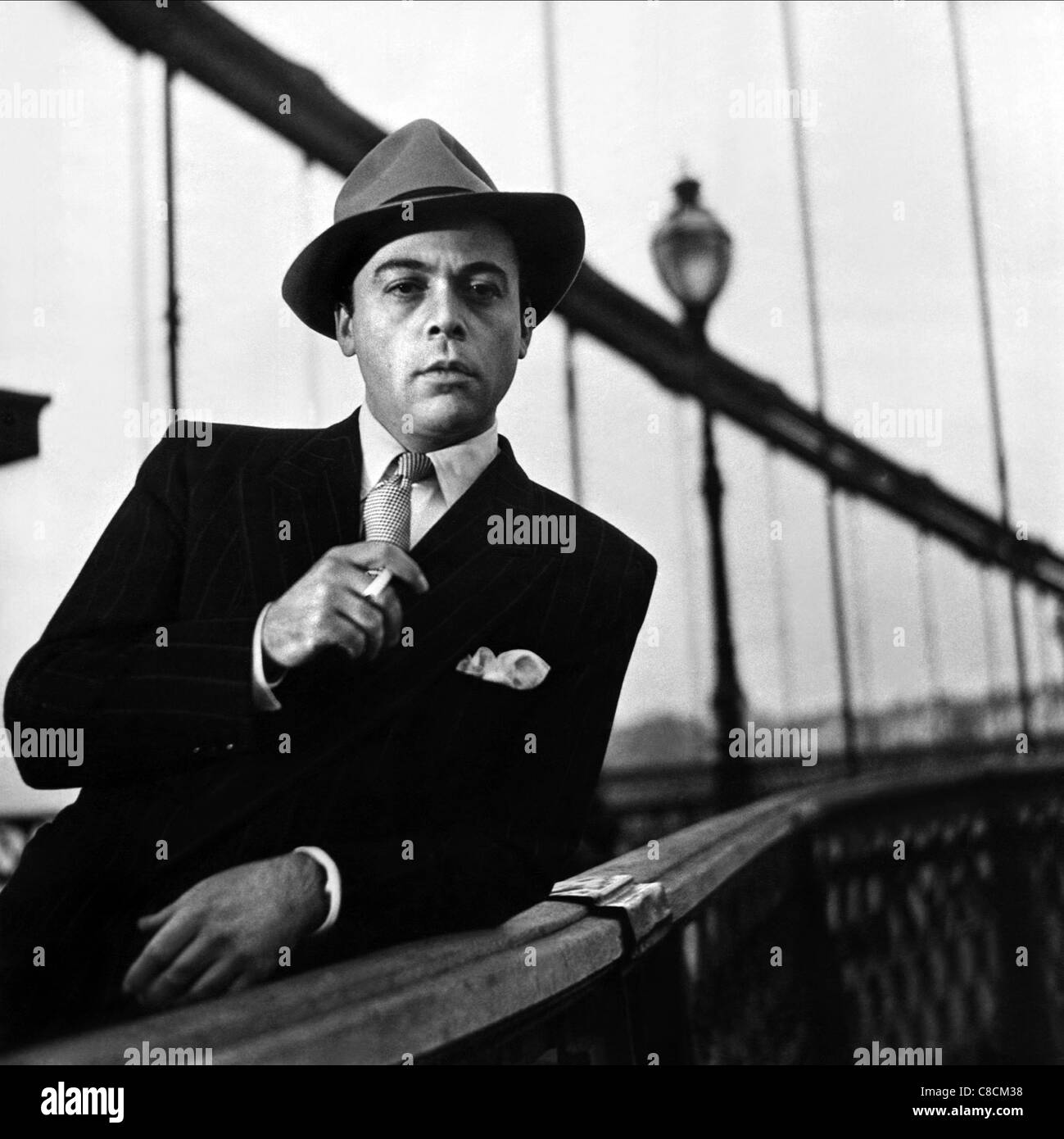 HERBERT LOM LA NOTTE E LA CITTÀ (1950) Foto Stock