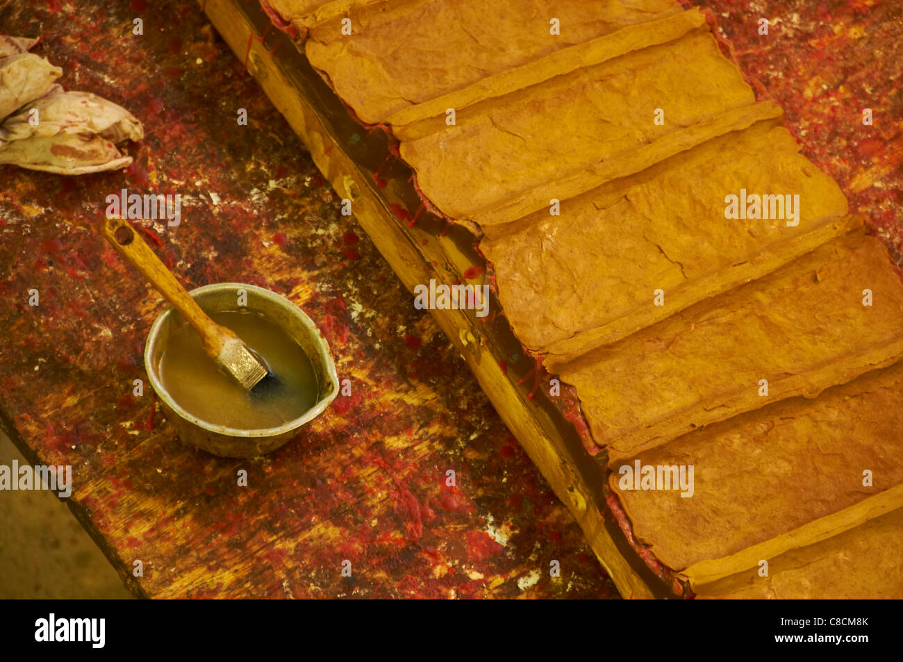 Attore attrice arte artista fusione in bronzo di creare intrattenimento fonderia di fabbrica oro testa mani calore industriale lamiera Foto Stock