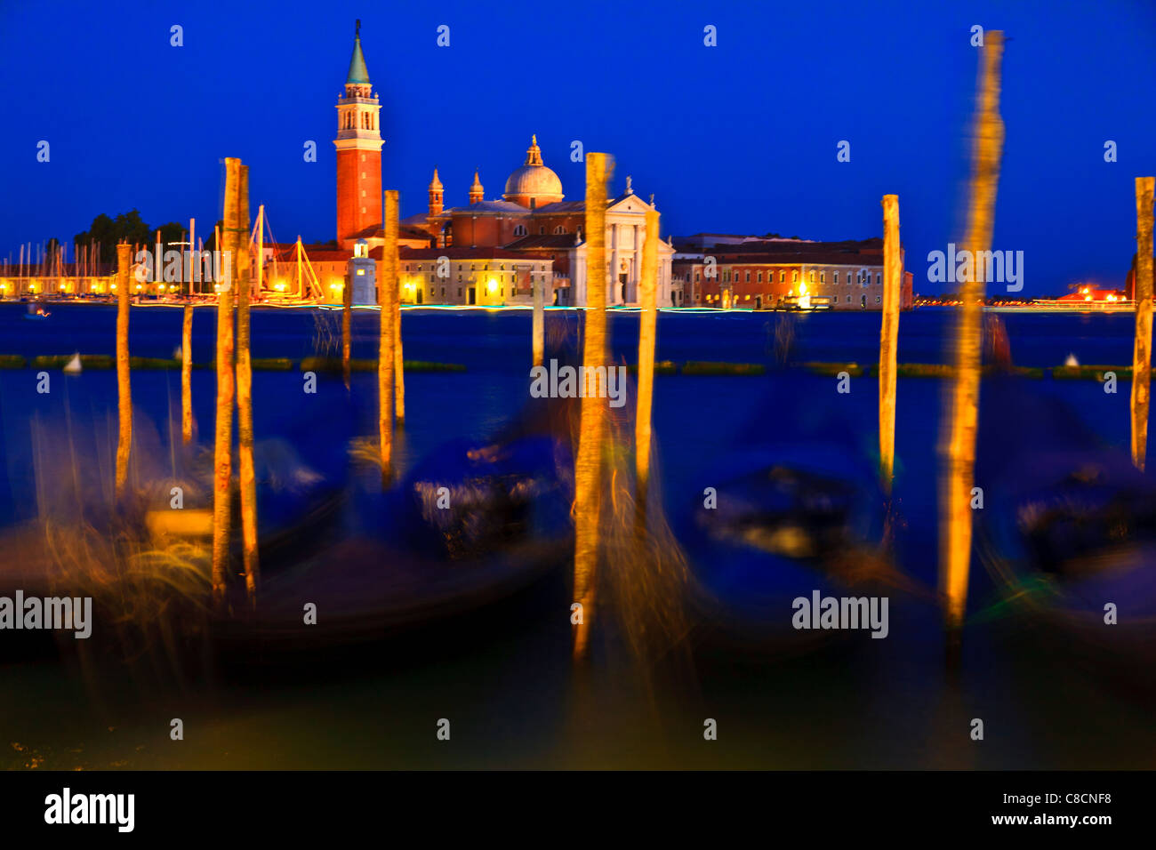 Gondole attraccate al poli di ormeggio Piazza San Marco Venezia Italia Foto Stock
