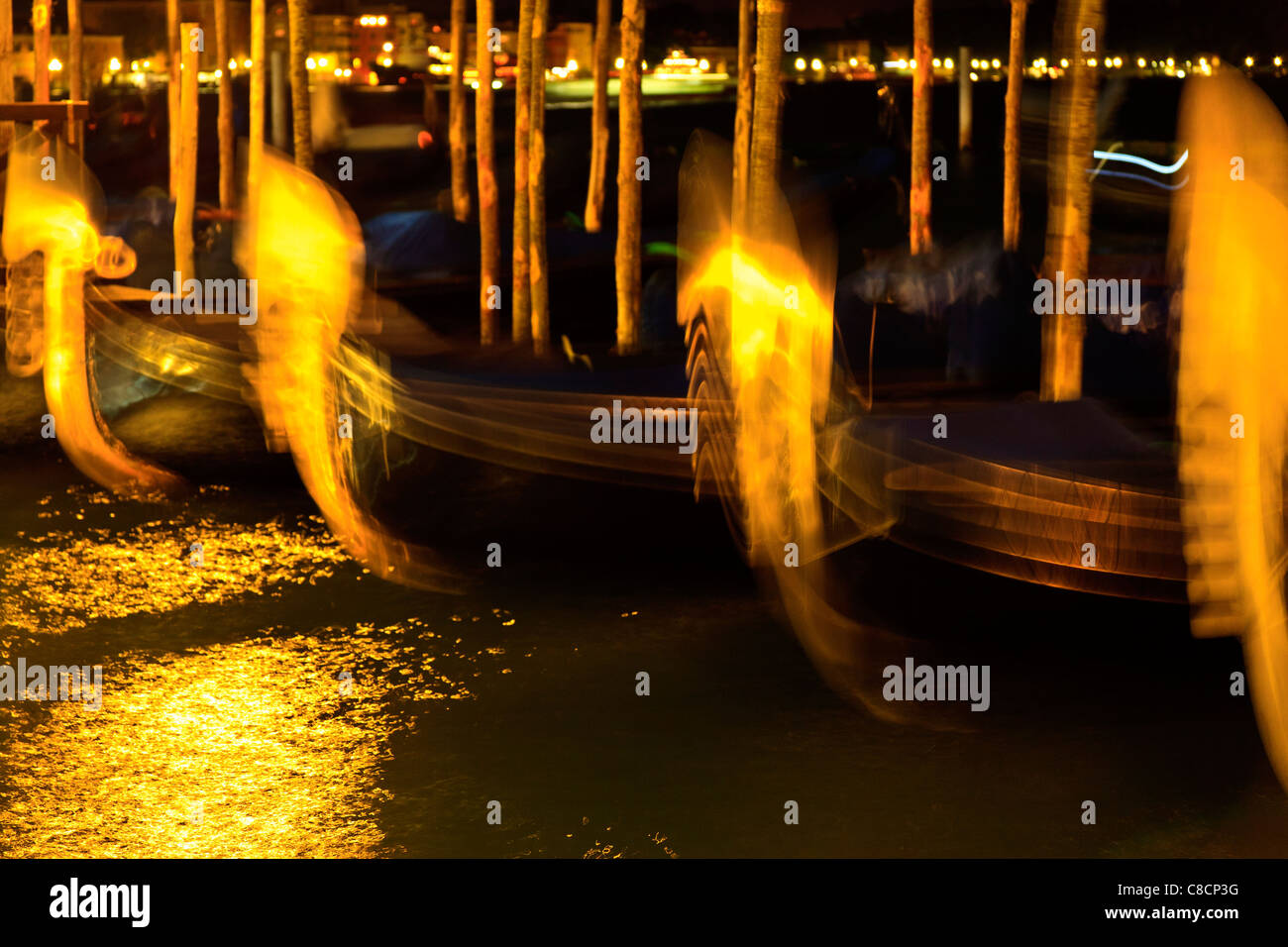 Gondole attraccate al poli di ormeggio Piazza San Marco Venezia Italia Foto Stock