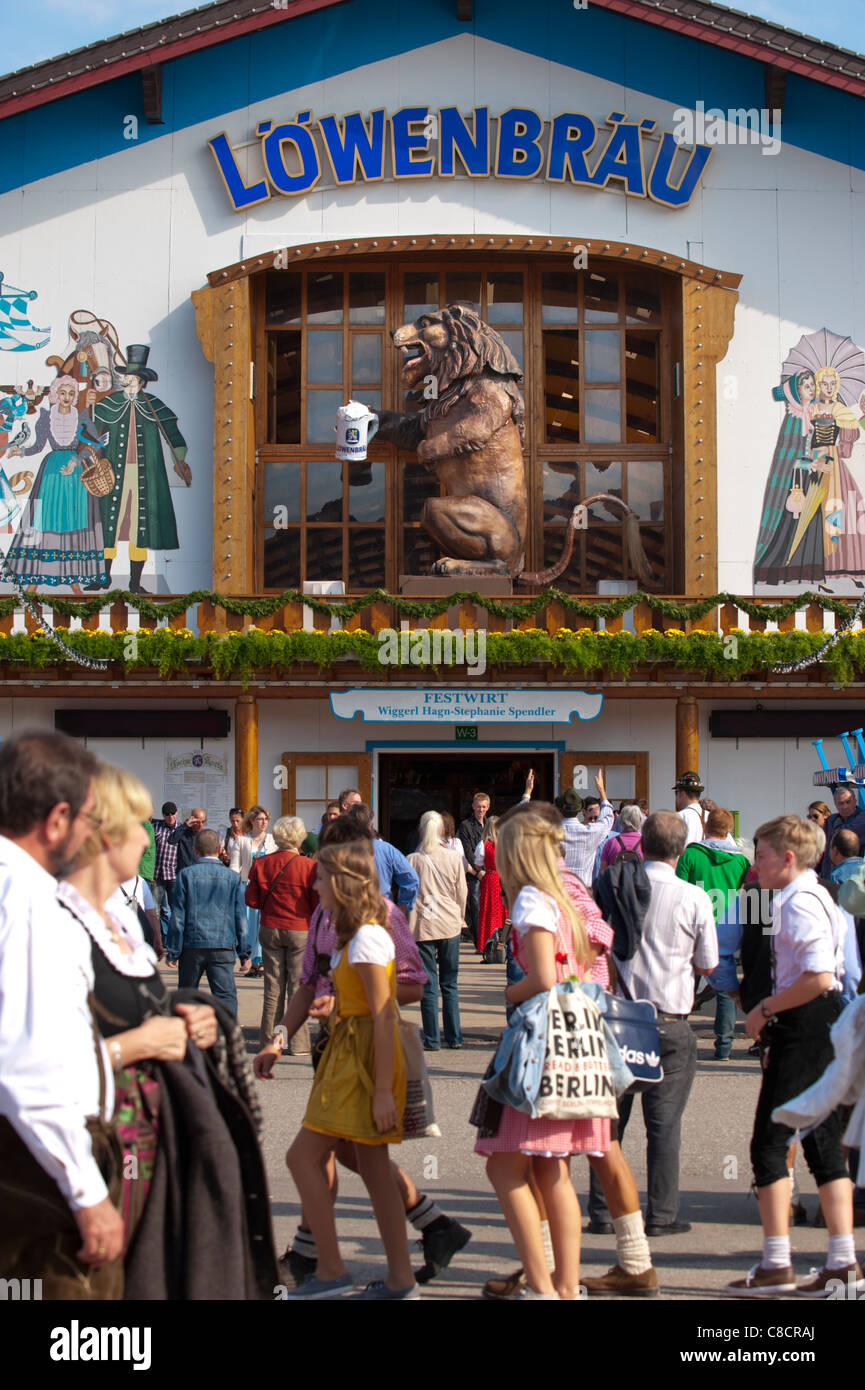 Famoso Oktoberfest a Monaco di Baviera, Germania, con Lion figura in ingresso alla birreria Löwenbräu sala della birra Foto Stock