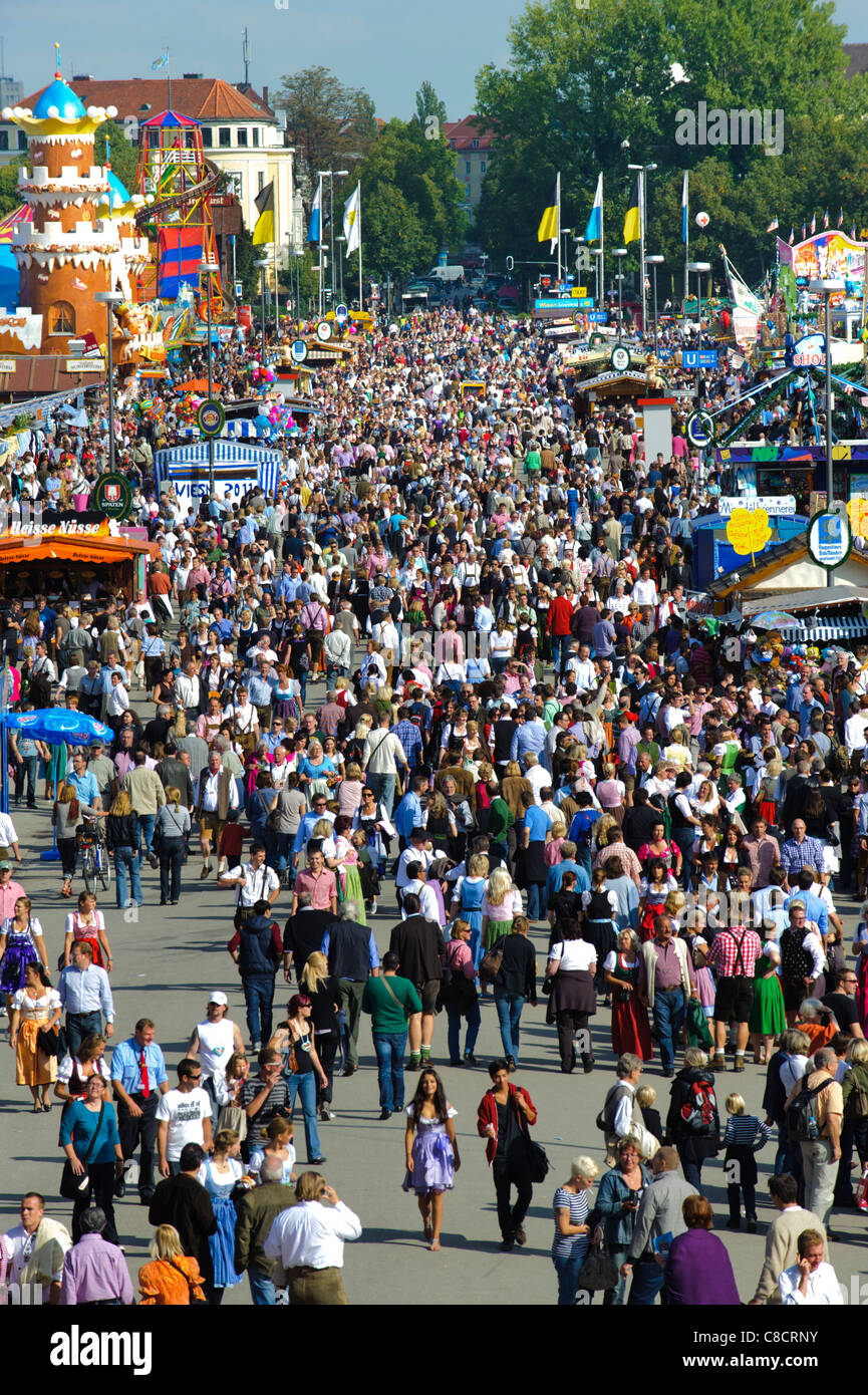 Famoso Oktoberfest a Monaco di Baviera, Germania, con molte persone come i visitatori Foto Stock