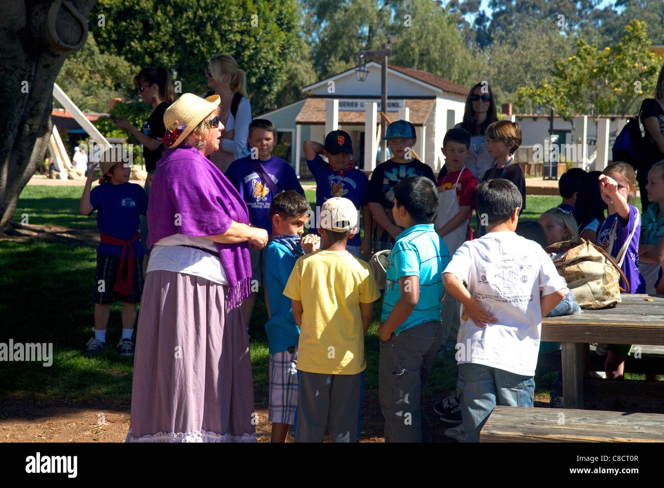 I bambini in un tour guidato della Città Vecchia di San Diego State Historic Park, California, Stati Uniti d'America. Foto Stock