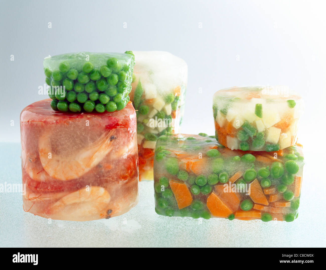 Vasche di gamberetti congelati e verdure Foto Stock