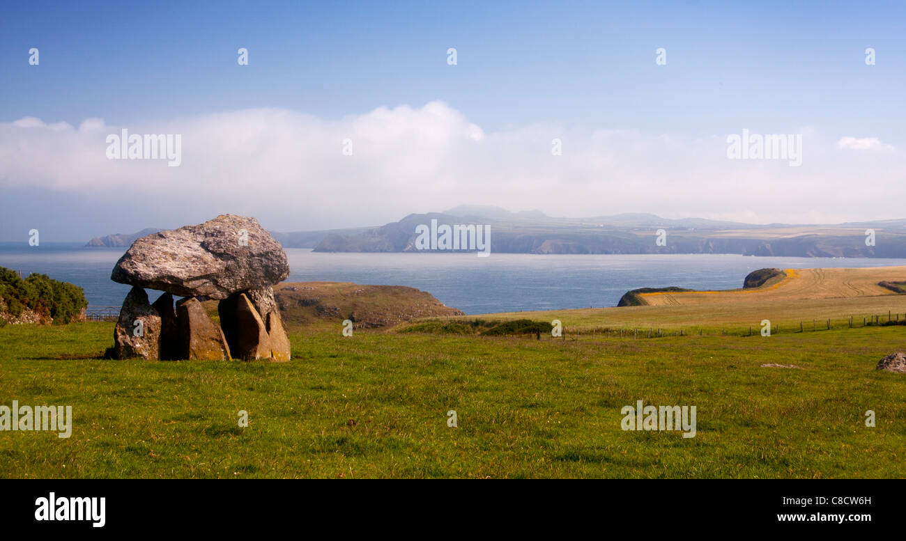 Sansone Carreg Neolitico camera di sepoltura o cromlech vicino Abercastle Strumble Head in background Pembrokeshire Wales UK Foto Stock