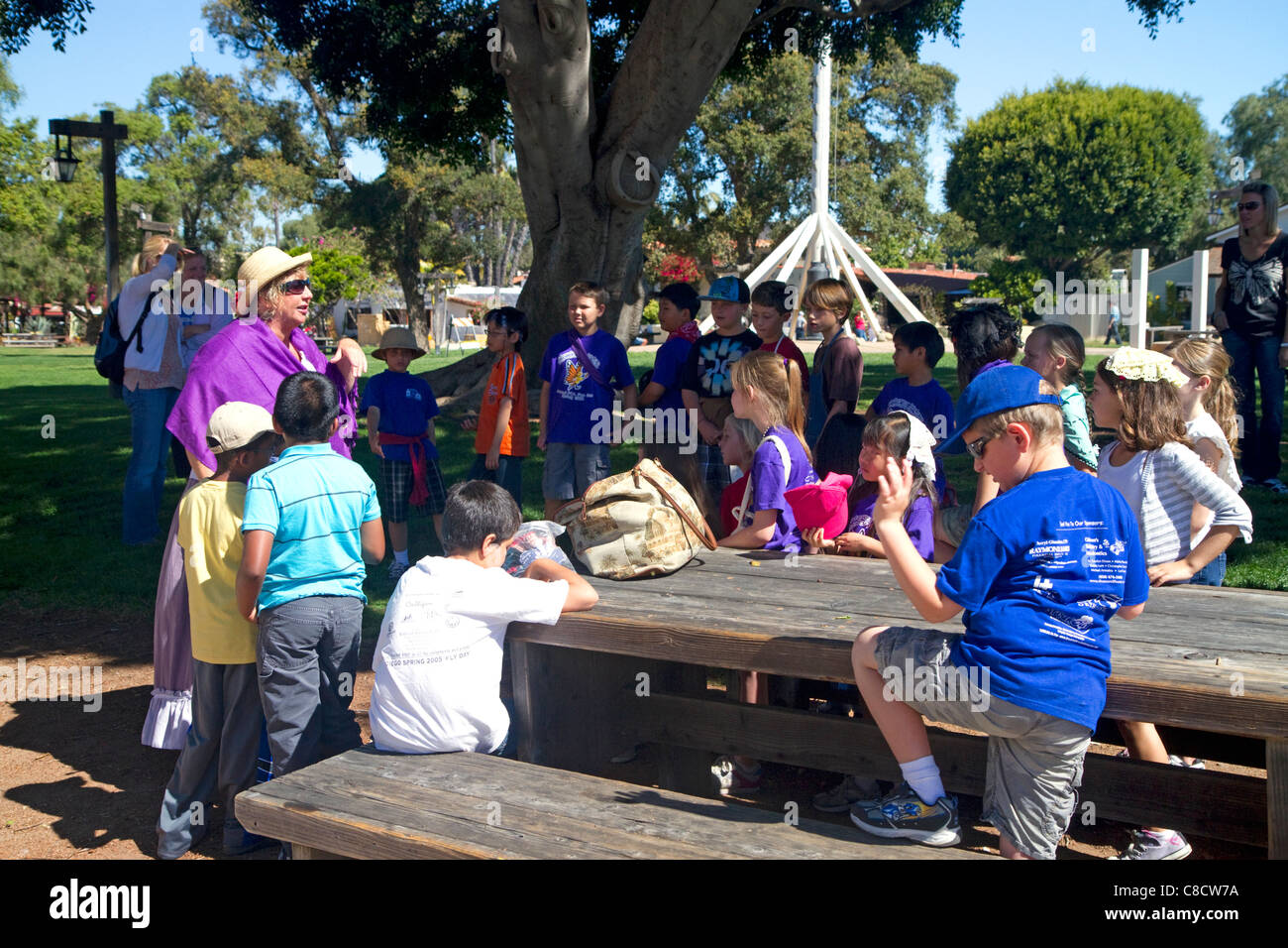 I bambini in un tour guidato della Città Vecchia di San Diego State Historic Park, California, Stati Uniti d'America. Foto Stock