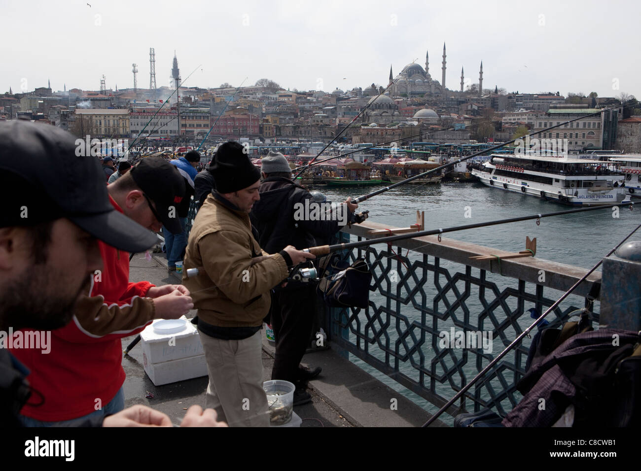 Pescatore sul Gatala ponte sopra il Golden Horn - Istanbul, Turchia. Foto Stock