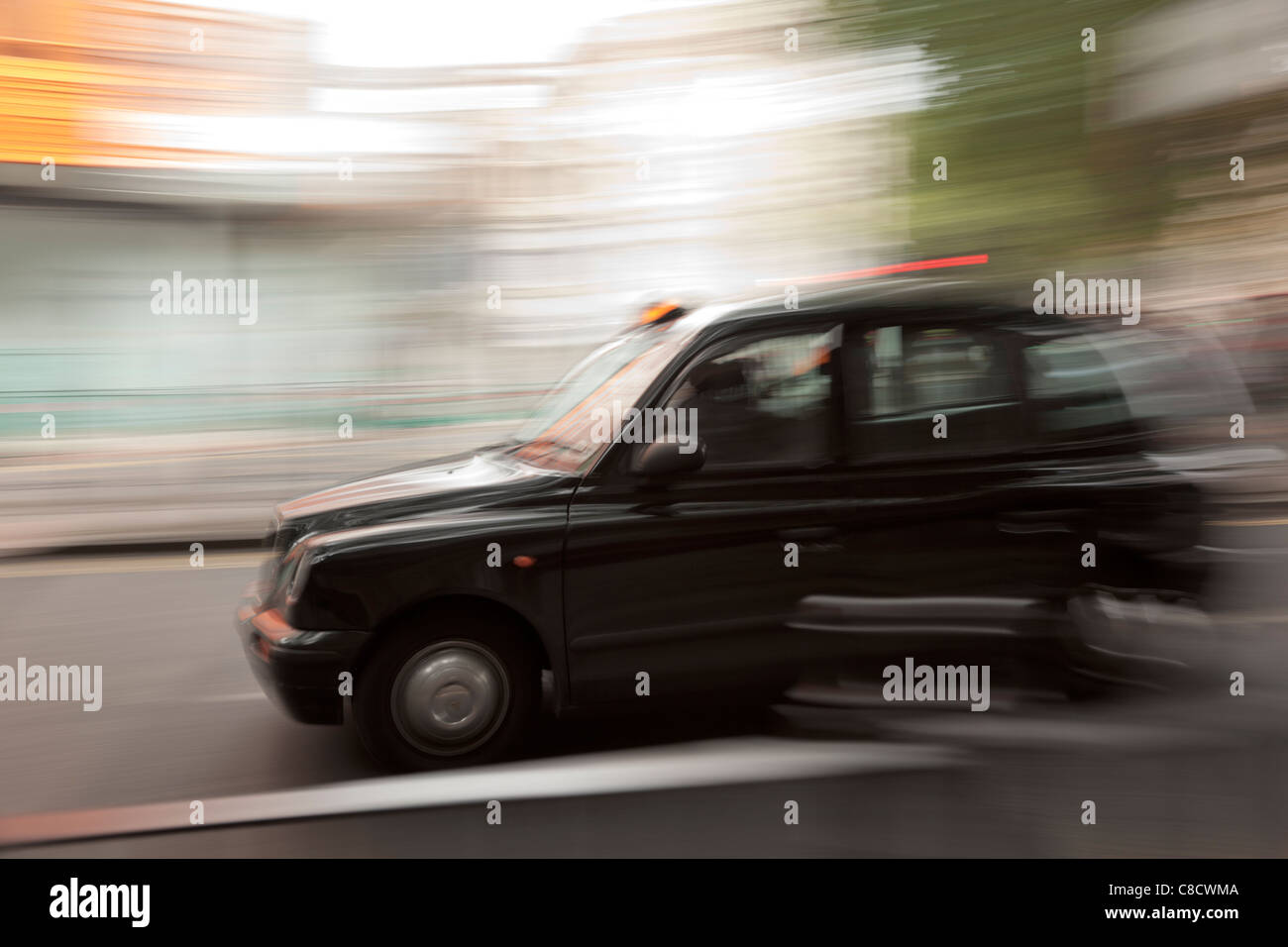 In rapido movimento di Londra Taxi Foto Stock