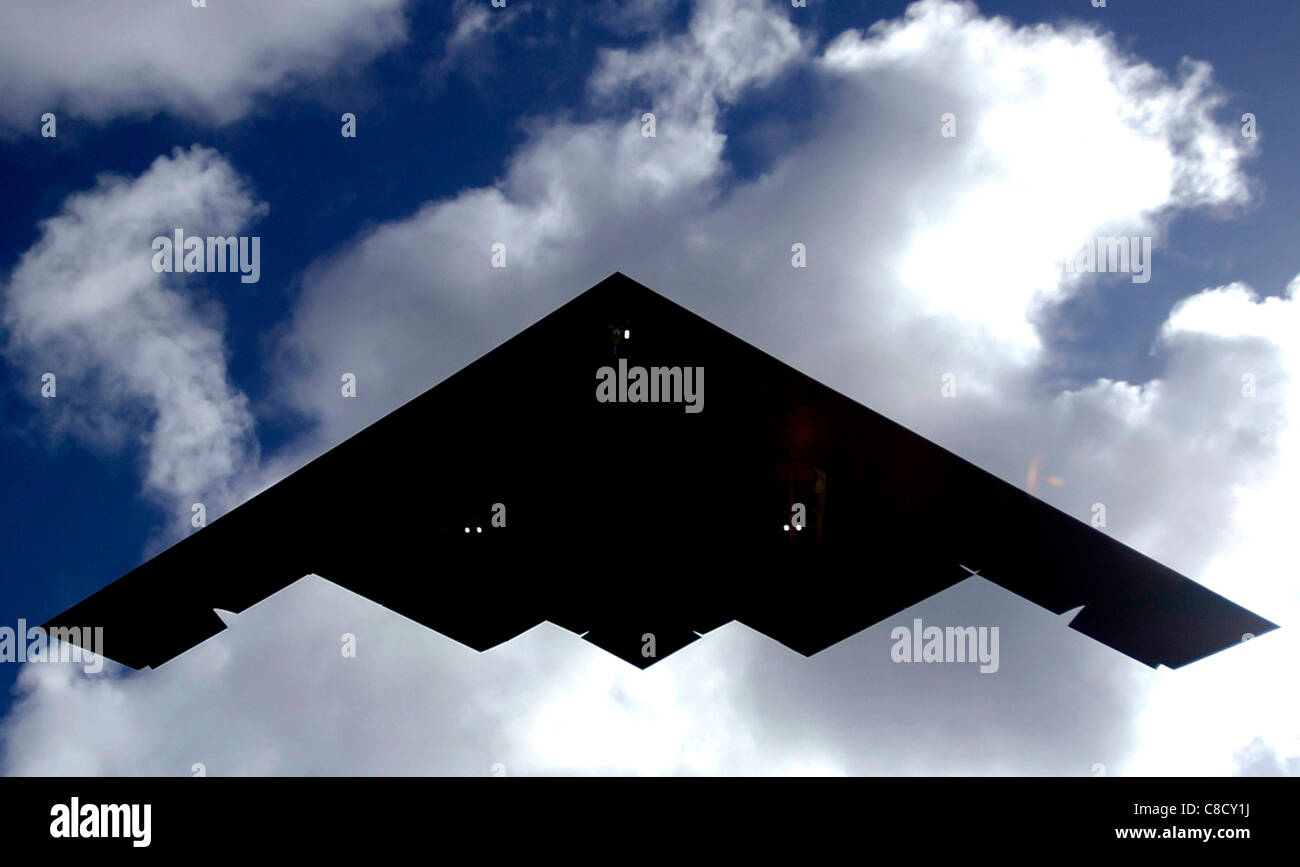 Il B-2 Spirit è un bombardiere stealth sviluppato da Northrop Grumman per la U.S. Air Force. Noto per il suo design ad ala volante, il B-2 è in grado di penetrare nelle difese nemiche avanzate per fornire carichi utili sia convenzionali che nucleari. Foto Stock