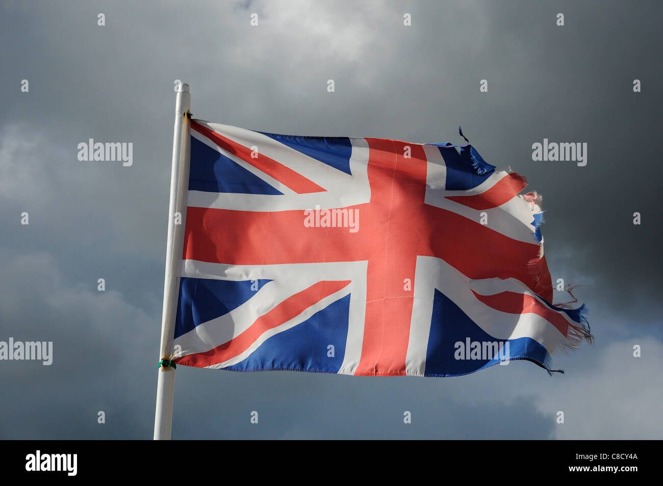 Union Jack flag con ragged bordo strappati austerità recessione economia UK concetto. Foto Stock