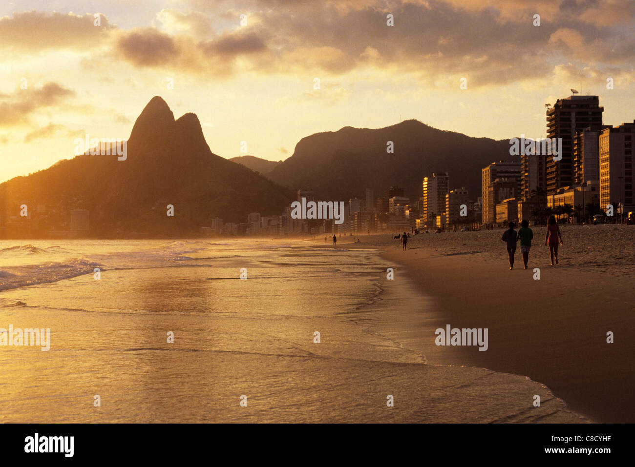 Rio de Janeiro, Brasile. Dois Irmaos (due fratelli) montagna nella luce della sera e Leblon Ipanema beach; il mare e la sabbia. Foto Stock