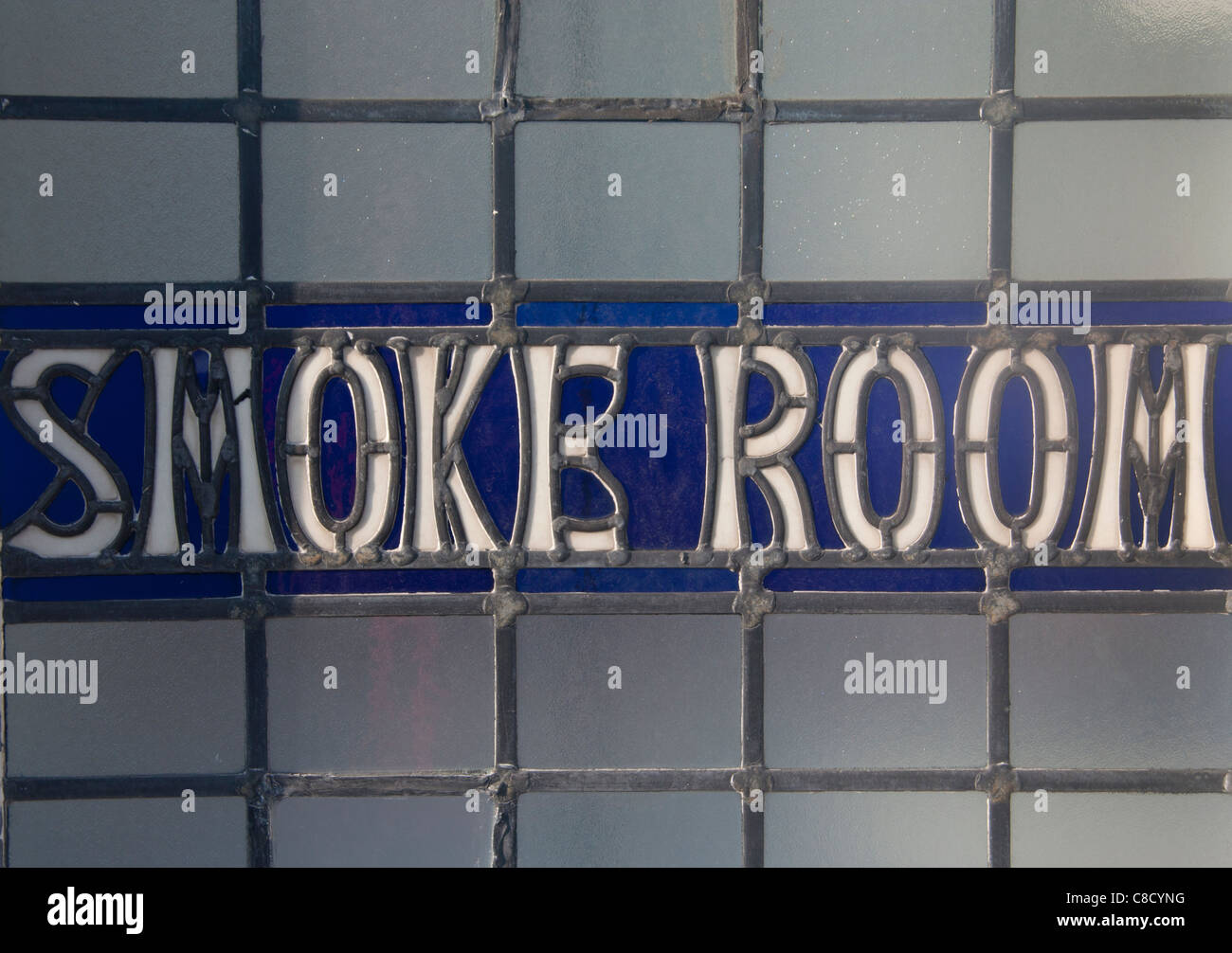 Camera fumo vetrata segno Royal Oak pub Broadway Roath Cardiff Wales UK Foto Stock