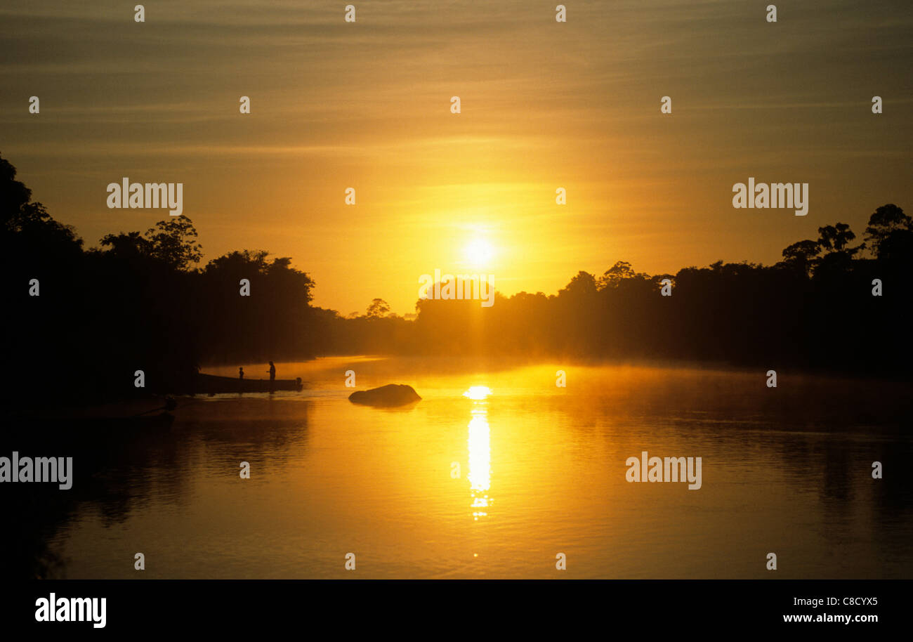 Villaggio Bacaja, Brasile. La pesca a bordo di una canoa nel fiume all'alba; Xicrin tribù indiana, Amazon. Foto Stock